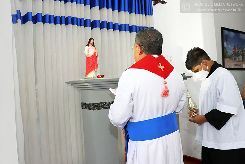 His Holiness The Apostolic Father blesses the statue of Christ at the Office of Superintendent of Police, Negombo